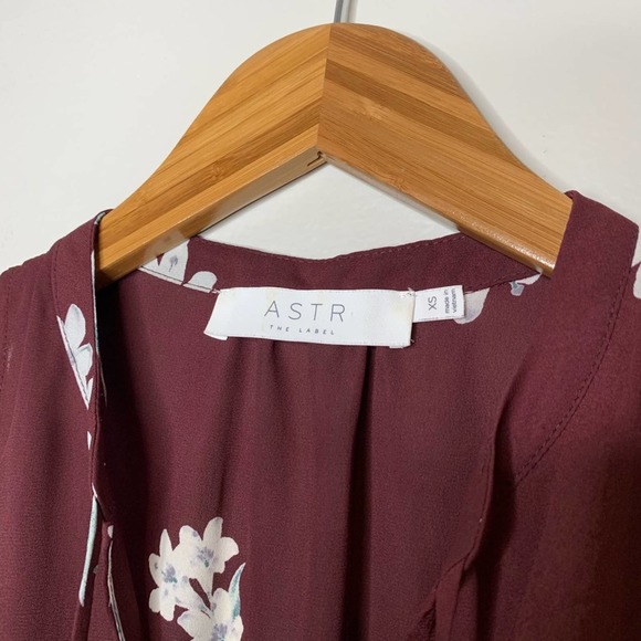 ASTR Sleeveless Floral Tie Neck Blouse Size XS - Picture 4 of 5